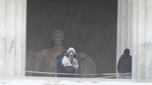 (260126) -- WASHINGTON, D.C., Jan. 26, 2026 (Xinhua) -- People visit the Lincoln Memorial amid snowfall in Washington, D.C., the United States, on Jan. 25, 2026. (Xinhua/Xu Jianmei)