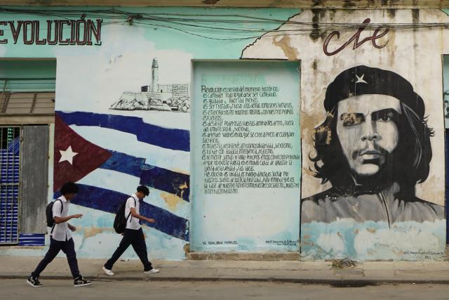(260126) -- HAVANA, Jan. 26, 2026 (Xinhua) -- Two young people walk past a wall painted with the portrait of Che Guevara, in Havana, Cuba, Jan. 26, 2026. (Xinhua/Jiang Biao)