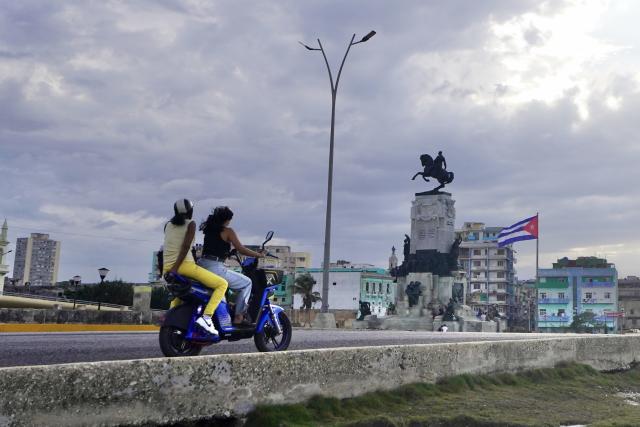(260126) -- HAVANA, Jan. 26, 2026 (Xinhua) -- Two women ride motorcycle past the Maceo Park in Havana, Cuba, Jan. 26, 2026. (Xinhua/Jiang Biao)