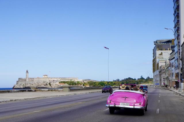 (260126) -- HAVANA, Jan. 26, 2026 (Xinhua) -- A vintage car drives on the Malecon in Havana, Cuba, Jan. 26, 2026. (Xinhua/Jiang Biao)