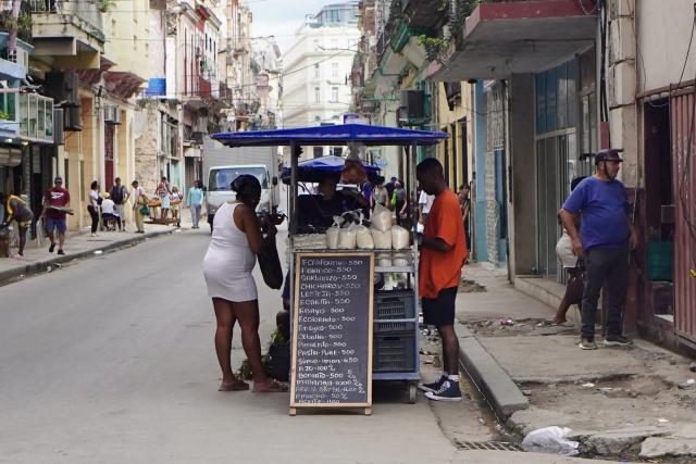 (260126) -- HAVANA, Jan. 26, 2026 (Xinhua) -- A woman buys food on the street in Havana, Cuba, Jan. 26, 2026. (Xinhua/Jiang Biao)