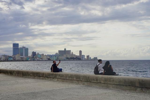 (260126) -- HAVANA, Jan. 26, 2026 (Xinhua) -- People rest at the Malecon in Havana, Cuba, Jan. 26, 2026. (Xinhua/Jiang Biao)