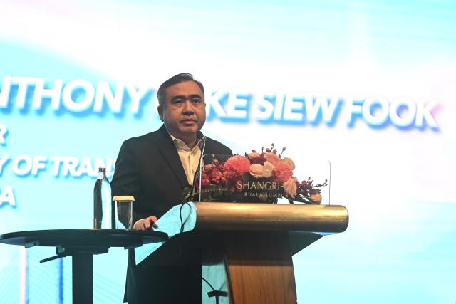 (260127) -- KUALA LUMPUR, Jan. 27, 2026 (Xinhua) -- Malaysian Transport Minister Anthony Loke Siew Fook delivers a speech during a forum on building a high-level strategic Malaysia-China community with a shared future in Kuala Lumpur, Malaysia, on Jan. 26, 2026. TO GO WITH "Malaysia's open trade policy, partnership with China key to long-term value creation, official says" (Xinhua/Cheng Yiheng)
