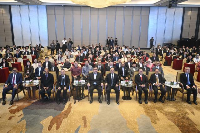(260127) -- KUALA LUMPUR, Jan. 27, 2026 (Xinhua) -- Guests pose for a group photo during a forum on building a high-level strategic Malaysia-China community with a shared future in Kuala Lumpur, Malaysia, on Jan. 26, 2026. TO GO WITH "Malaysia's open trade policy, partnership with China key to long-term value creation, official says" (Xinhua/Cheng Yiheng)