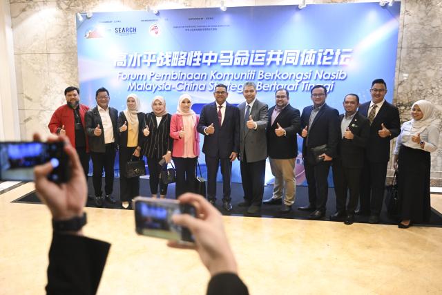 (260127) -- KUALA LUMPUR, Jan. 27, 2026 (Xinhua) -- Guests pose for a group photo during a forum on building a high-level strategic Malaysia-China community with a shared future in Kuala Lumpur, Malaysia, on Jan. 26, 2026. TO GO WITH "Malaysia's open trade policy, partnership with China key to long-term value creation, official says" (Xinhua/Cheng Yiheng)