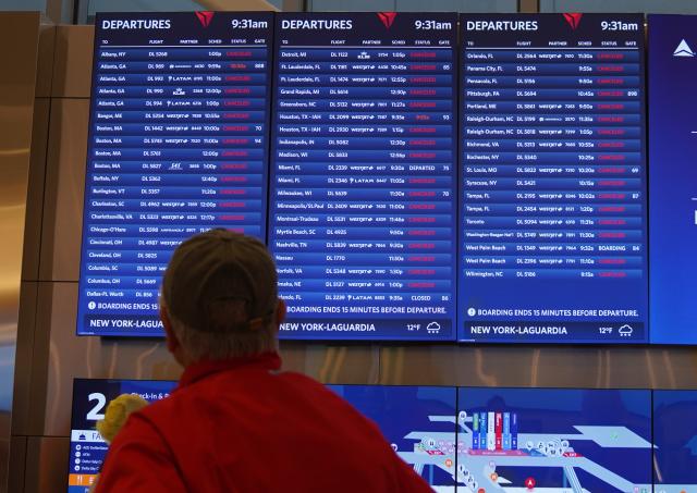 (260127) -- BEIJING, Jan. 27, 2026 (Xinhua) -- This photo taken on Jan. 25, 2026 shows a screen displaying flight information at LaGuardia Airport in New York, the United States. A historic winter storm is sweeping across the Midwest and eastern parts of the United States on Sunday, causing unprecedented travel chaos.
   Airlines have canceled 888 flights in and out of LaGuardia Airport in New York City so far on Sunday, 93 percent of the airport's entire-day schedule, local media reported.
   Meanwhile, over 30,000 flights have been disrupted nationwide, and 21 states have announced State of Emergency, according to Fox Weather. (Xinhua/Zhang Fengguo)