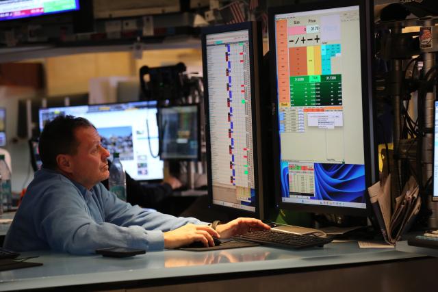 (260127) -- NEW YORK, Jan. 27, 2026 (Xinhua) -- A floor trader works at the New York Stock Exchange in New York, the United States, on Jan. 26, 2026. U.S. stocks concluded Monday's session on a positive note, as investors positioned themselves for a pivotal week featuring high-profile corporate earnings and the Federal Reserve's first interest rate announcement of the year. (Xinhua/Liu Yanan)