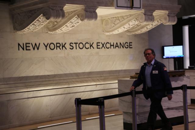 (260127) -- NEW YORK, Jan. 27, 2026 (Xinhua) -- A floor trader walks past a podium at the New York Stock Exchange in New York, the United States, on Jan. 26, 2026. U.S. stocks concluded Monday's session on a positive note, as investors positioned themselves for a pivotal week featuring high-profile corporate earnings and the Federal Reserve's first interest rate announcement of the year. (Xinhua/Liu Yanan)
