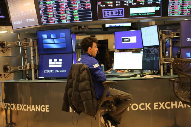 (260127) -- NEW YORK, Jan. 27, 2026 (Xinhua) -- A floor trader works at the New York Stock Exchange in New York, the United States, on Jan. 26, 2026. U.S. stocks concluded Monday's session on a positive note, as investors positioned themselves for a pivotal week featuring high-profile corporate earnings and the Federal Reserve's first interest rate announcement of the year. (Xinhua/Liu Yanan)