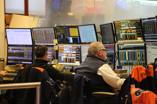 (260127) -- NEW YORK, Jan. 27, 2026 (Xinhua) -- Floor traders work at the New York Stock Exchange in New York, the United States, on Jan. 26, 2026. U.S. stocks concluded Monday's session on a positive note, as investors positioned themselves for a pivotal week featuring high-profile corporate earnings and the Federal Reserve's first interest rate announcement of the year. (Xinhua/Liu Yanan)