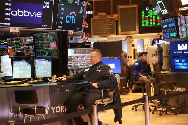 (260127) -- NEW YORK, Jan. 27, 2026 (Xinhua) -- Floor traders work at the New York Stock Exchange in New York, the United States, on Jan. 26, 2026. U.S. stocks concluded Monday's session on a positive note, as investors positioned themselves for a pivotal week featuring high-profile corporate earnings and the Federal Reserve's first interest rate announcement of the year. (Xinhua/Liu Yanan)
