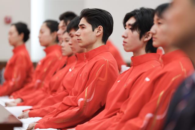 (260127) -- BEIJING, Jan. 27, 2026 (Xinhua) -- Short track speed skater Liu Shaoang (C) of the Chinese delegation for Milan-Cortina 2026 Olympic Winter Games is seen during the inaugural meeting of the Chinese delegation for Milan-Cortina 2026 Olympic Winter Games in Beijing, capital of China, on Jan. 27, 2026. (Xinhua/Na Yuqi)
