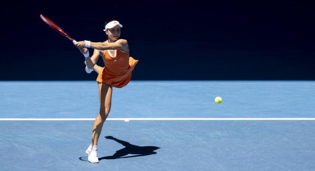 (260127) -- MELBOURNE, Jan. 27, 2026 (Xinhua) -- Iva Jovic of the United States hits a return during the women's singles quarterfinal match between Aryna Sabalenka of Belarus and Iva Jovic of the United States at the Australian Open tennis tournament in Melbourne, Australia, Jan. 27, 2026. (Photo by Hu Jingchen/Xinhua)