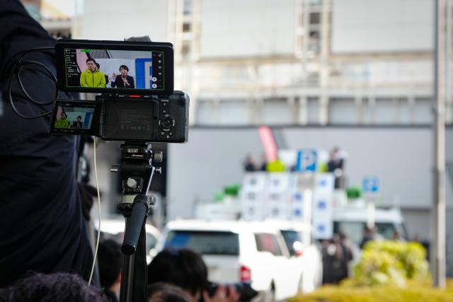 (260127) -- TOKYO, Jan. 27, 2026 (Xinhua) -- A video journalist films Japanese Prime Minister Sanae Takaichi delivering a stump speech during a campaign event in Tokyo, Japan, on Jan. 27, 2026. Campaigning for Japan's Feb. 8 snap general election officially kicked off across the country on Tuesday with all 465 seats in the House of Representatives up for contest. Of the 465 lower house seats, 289 will be elected from single-member districts and 176 through proportional representation in 11 regional blocs. National broadcaster NHK said more than 1,200 candidates are expected to run. National broadcaster NHK said more than 1,200 candidates are expected to run. (Xinhua/Jia Haocheng)