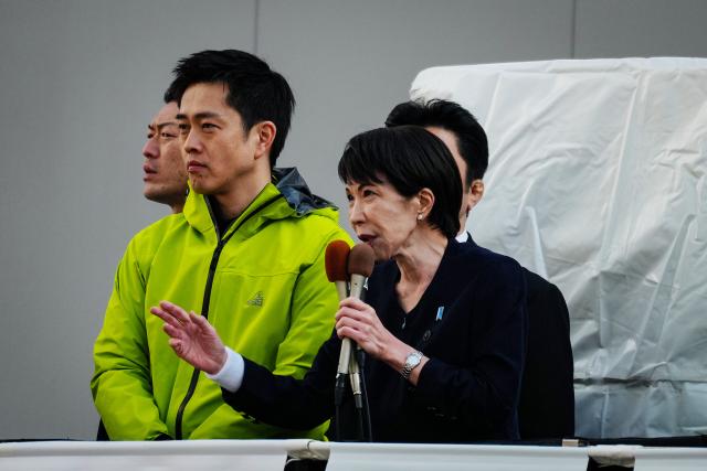 (260127) -- TOKYO, Jan. 27, 2026 (Xinhua) -- Japanese Prime Minister Sanae Takaichi (R, front) delivers a speech with Hirofumi Yoshimura (L, front), head of the Japan Innovation Party, during a campaign event in Tokyo, Japan, on Jan. 27, 2026. Campaigning for Japan's Feb. 8 snap general election officially kicked off across the country on Tuesday with all 465 seats in the House of Representatives up for contest. Of the 465 lower house seats, 289 will be elected from single-member districts and 176 through proportional representation in 11 regional blocs. National broadcaster NHK said more than 1,200 candidates are expected to run. National broadcaster NHK said more than 1,200 candidates are expected to run. (Xinhua/Jia Haocheng)
