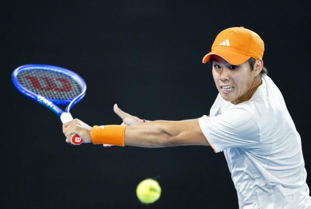 (260127) -- MELBOURNE, Jan. 27, 2026 (Xinhua) -- Learner Tien of the United States hits a return during the men's singles quarterfinal match between Alexander Zverev of Germany and Learner Tien of the United States at the Australian Open tennis tournament in Melbourne, Australia, Jan. 27, 2026. (Photo by Hu Jingchen/Xinhua)