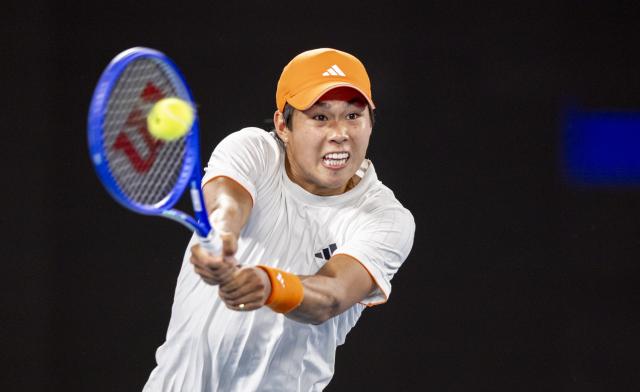 (260127) -- MELBOURNE, Jan. 27, 2026 (Xinhua) -- Learner Tien of the United States hits a return during the men's singles quarterfinal match between Alexander Zverev of Germany and Learner Tien of the United States at the Australian Open tennis tournament in Melbourne, Australia, Jan. 27, 2026. (Photo by Hu Jingchen/Xinhua)