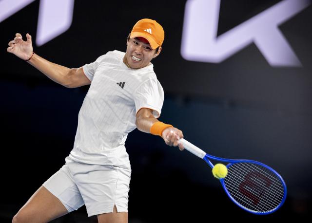 (260127) -- MELBOURNE, Jan. 27, 2026 (Xinhua) -- Learner Tien of the United States hits a return during the men's singles quarterfinal match between Alexander Zverev of Germany and Learner Tien of the United States at the Australian Open tennis tournament in Melbourne, Australia, Jan. 27, 2026. (Photo by Hu Jingchen/Xinhua)