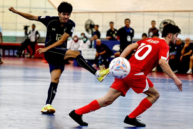 (260127) -- JAKARTA, Jan. 27, 2026 (Xinhua) -- Amarin Akapan (L) of Thailand shoots during the Group B match between Thailand and Lebanon at the AFC Futsal Asian Cup 2026 in Jakarta International Velodrome, Jakarta, Indonesia, Jan. 27, 2026. (Xinhua/Agung Kuncahya B.)