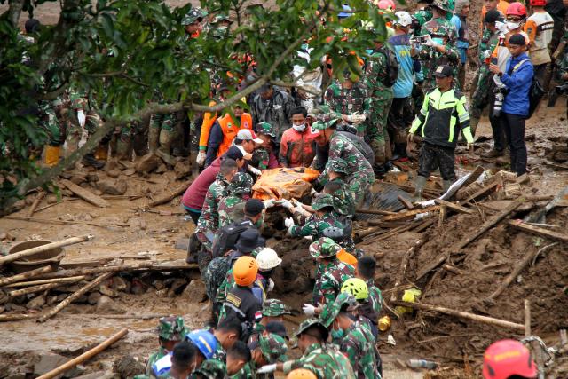 (260127) -- WEST BANDUNG, Jan. 27, 2026 (Xinhua) -- Rescuers transfer the remains of a victim during search operations after a landslide struck West Bandung Regency, West Java, Indonesia, Jan. 26, 2026. At least 38 people have been killed in a landslide that struck the Cisarua area of West Java province, Indonesia, with victim identification efforts still underway, the National Disaster Management Agency (BNPB) said Tuesday. (Photo by Septianjar Muharam/Xinhua)