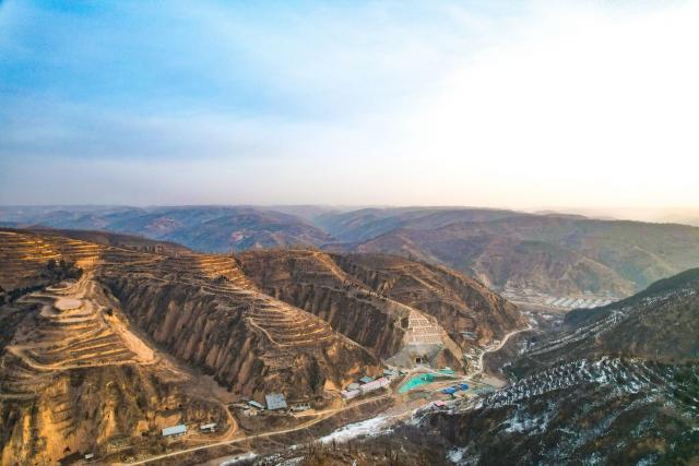(260127) -- YAN'AN, Jan. 27, 2026 (Xinhua) -- An aerial drone photo taken on Jan. 27, 2026 shows a view of the Jinjiagou tunnel along the Yan'an-Yulin high-speed railway in northwest China's Shaanxi Province. The Jinjiagou tunnel of the Yan'an section along the Yan'an-Yulin high-speed railway was successfully drilled through on Tuesday. The railway, with a designed speed of 350 kilometers per hour, will help to shorten the travel time between Xi'an and Yulin from 5 hours to 2 hours after it is open to the traffic. (Photo by Guo Peng/Xinhua)