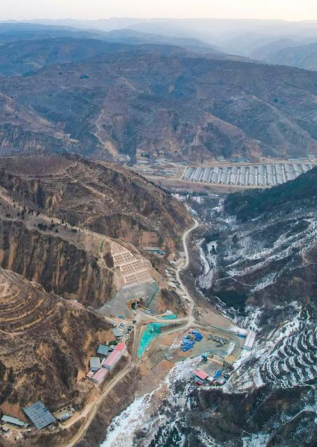 (260127) -- YAN'AN, Jan. 27, 2026 (Xinhua) -- An aerial drone photo taken on Jan. 27, 2026 shows a view of the Jinjiagou tunnel along the Yan'an-Yulin high-speed railway in northwest China's Shaanxi Province. The Jinjiagou tunnel of the Yan'an section along the Yan'an-Yulin high-speed railway was successfully drilled through on Tuesday. The railway, with a designed speed of 350 kilometers per hour, will help to shorten the travel time between Xi'an and Yulin from 5 hours to 2 hours after it is open to the traffic. (Photo by Guo Peng/Xinhua)