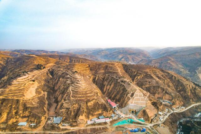 (260127) -- YAN'AN, Jan. 27, 2026 (Xinhua) -- An aerial drone photo taken on Jan. 27, 2026 shows a view of the Jinjiagou tunnel along the Yan'an-Yulin high-speed railway in northwest China's Shaanxi Province. The Jinjiagou tunnel of the Yan'an section along the Yan'an-Yulin high-speed railway was successfully drilled through on Tuesday. The railway, with a designed speed of 350 kilometers per hour, will help to shorten the travel time between Xi'an and Yulin from 5 hours to 2 hours after it is open to the traffic. (Photo by Guo Peng/Xinhua)