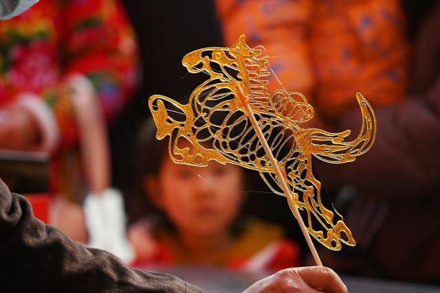 (260127) -- JI'NAN, Jan. 27, 2026 (Xinhua) -- A craftsman makes a horse-themed sugar painting in Tengzhou, east China's Shandong Province, on Jan. 25, 2026. With the Year of the Horse approaching, a wide range of horse-themed cultural products, from museum souvenirs to traditional crafts, are gaining popularity in east China's Shandong Province. (Photo by Li Zhijun/Xinhua)