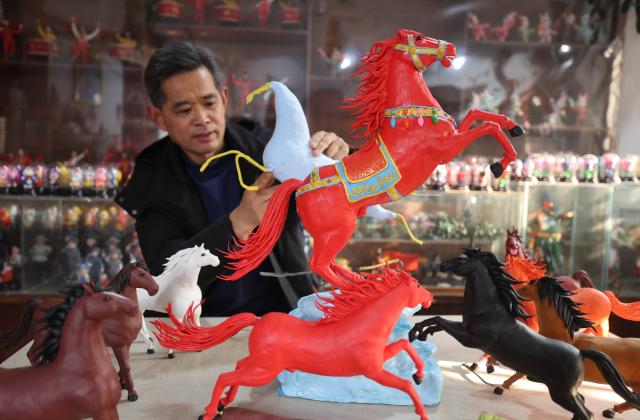 (260127) -- JI'NAN, Jan. 27, 2026 (Xinhua) -- A craftsman makes horse-themed dough figurines in Linyi, east China's Shandong Province, on Jan. 16, 2026. With the Year of the Horse approaching, a wide range of horse-themed cultural products, from museum souvenirs to traditional crafts, are gaining popularity in east China's Shandong Province. (Photo by Wang Yanbing/Xinhua)