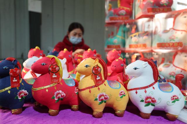 (260127) -- JI'NAN, Jan. 27, 2026 (Xinhua) -- An employee makes traditional style fabric horses at a toy factory in Linyi, east China's Shandong Province, on Jan. 16, 2026. With the Year of the Horse approaching, a wide range of horse-themed cultural products, from museum souvenirs to traditional crafts, are gaining popularity in east China's Shandong Province. (Photo by Wang Yanbing/Xinhua)