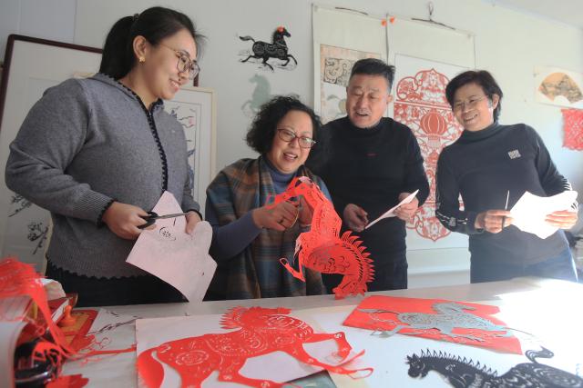 (260127) -- JI'NAN, Jan. 27, 2026 (Xinhua) -- People make horse-themed paper-cutting products in Rongcheng, east China's Shandong Province, on Jan. 22, 2026. With the Year of the Horse approaching, a wide range of horse-themed cultural products, from museum souvenirs to traditional crafts, are gaining popularity in east China's Shandong Province. (Photo by Wang Fudong/Xinhua)