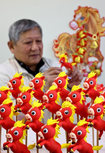 (260127) -- JI'NAN, Jan. 27, 2026 (Xinhua) -- A craftsman makes horse-themed dough figurines in Zaozhuang, east China's Shandong Province, on Jan. 17, 2026. With the Year of the Horse approaching, a wide range of horse-themed cultural products, from museum souvenirs to traditional crafts, are gaining popularity in east China's Shandong Province. (Photo by Sun Zhongzhe/Xinhua)