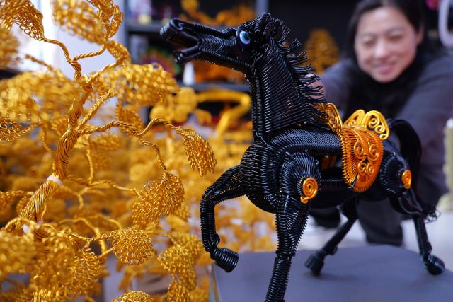 (260127) -- JI'NAN, Jan. 27, 2026 (Xinhua) -- A craftsman makes aluminum wire horse sculptures in Binzhou, east China's Shandong Province, on Jan. 16, 2026. With the Year of the Horse approaching, a wide range of horse-themed cultural products, from museum souvenirs to traditional crafts, are gaining popularity in east China's Shandong Province. (Photo by Wang Jun/Xinhua)