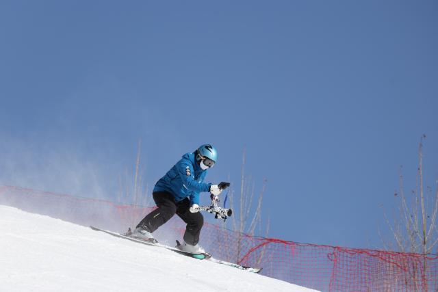 (260127) -- SHIJIAZHUANG, Jan. 27, 2026 (Xinhua) -- This photo taken on Jan. 15, 2026 shows Qu Xiaotong, a ski photographer, taking pictures in Chongli District, Zhangjiakou City, north China's Hebei Province.
  TO GO WITH "Across China: Capturing winter memories in north China Olympic ski town" (Bi Chunhua/Handout via Xinhua)