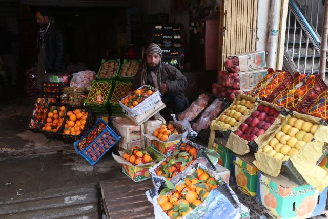 (260127) -- KABUL, Jan. 27, 2026 (Xinhua) -- A vendor is seen at his fruit stall in a market in Kabul, Afghanistan, Jan. 27, 2026. Afghanistan's Ministry of Industry and Commerce said that the country exported 317,517 tonnes of fresh fruit over the past year, generating an estimated 142 million U.S. dollars, local media Tolo news reported on Monday. (Photo by Saifurahman Safi/Xinhua)