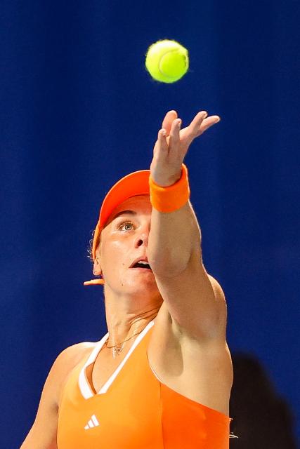 (260127) -- MANILA, Jan. 27, 2026 (Xinhua) -- Leolia Jeanjean serves during the women's singles round of 32 match between Tatjana Maria of Germany and Leolia Jeanjean of France at the WTA Philippine Women's Open in Manila, the Philippines, Jan. 27, 2026. (Xinhua/Rouelle Umali)