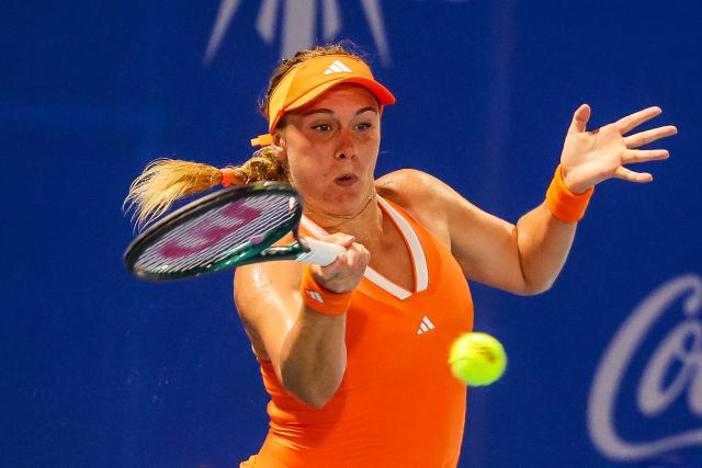 (260127) -- MANILA, Jan. 27, 2026 (Xinhua) -- Leolia Jeanjean hits a return during the women's singles round of 32 match between Tatjana Maria of Germany and Leolia Jeanjean of France at the WTA Philippine Women's Open in Manila, the Philippines, Jan. 27, 2026. (Xinhua/Rouelle Umali)