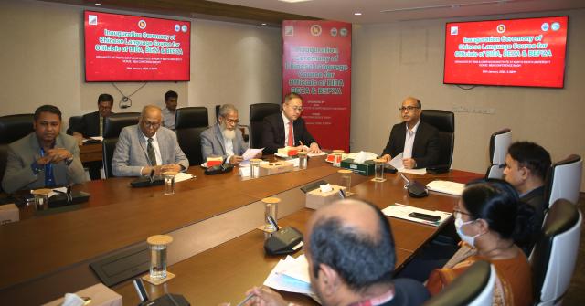 (260127) -- DHAKA, Jan. 27, 2026 (Xinhua) -- Bangladeshi government officials attend the opening ceremony of a Chinese language training program in Dhaka, Bangladesh, Jan. 26, 2026. A 15-week inaugural Chinese language training program for Bangladeshi government officials started here on Monday.
   The program, a joint effort by the Bangladesh Investment Development Authority (BIDA) and the Confucius Institute at Bangladesh's leading private North South University, aims at supporting officials to communicate better with Chinese investors.
   A total of 38 officials from the BIDA, the Bangladesh Economic Zones Authority and the Bangladesh Export Processing Zones Authority are participating in the program. (Photo by Habibur Rahman/Xinhua)