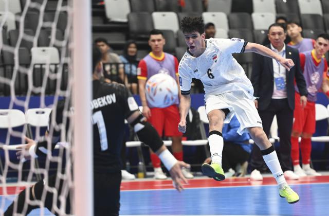 (260127) -- JAKARTA, Jan. 27, 2026 (Xinhua) -- Harith Saad Maroof Al-Obaidi (R) of Iraq shoots during the group A match between Iraq and Kyrgyz Republic at the AFC Futsal Asian Cup 2026 in Jakarta, Indonesia, Jan. 27, 2026. (Xinhua/Zulkarnain)