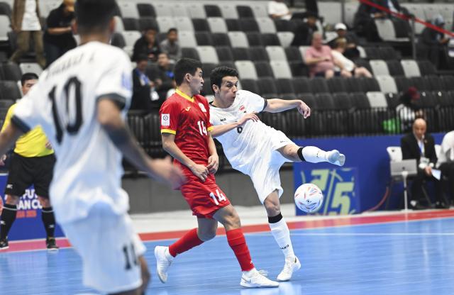 (260127) -- JAKARTA, Jan. 27, 2026 (Xinhua) -- Ghaith Riyadh Kareem Arab (R) of Iraq vies with Dzhanat Uulu Samat of Kyrgyz Republic during the group A match between Iraq and Kyrgyz Republic at the AFC Futsal Asian Cup 2026 in Jakarta, Indonesia, Jan. 27, 2026. (Xinhua/Zulkarnain)