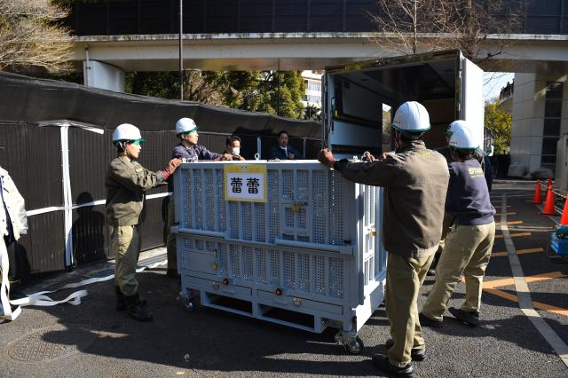 (260127) -- TOKYO, Jan. 27, 2026 (Xinhua) -- Staff members load the logistics crate carrying giant panda Lei Lei onto a truck at the Ueno Zoological Gardens in Tokyo, Japan, Jan. 27, 2026. The last remaining two giant pandas in Japan on Tuesday left Tokyo's Ueno zoo for their return to China, marking the first time that there will be no pandas in Japan in around half a century.
   The twin pandas, Xiao Xiao and Lei Lei, were transported by truck from the Ueno Zoological Gardens to Narita Airport, where they were scheduled to board a flight back to China.
   Xiao Xiao and Lei Lei were born in 2021 to their mother Shin Shin and her mate, Ri Ri, which were returned to China in September 2024. Their elder sister, celebrity giant panda Xiang Xiang, returned to China in February 2023. (Tokyo Zoological Park Society/Handout via Xinhua)