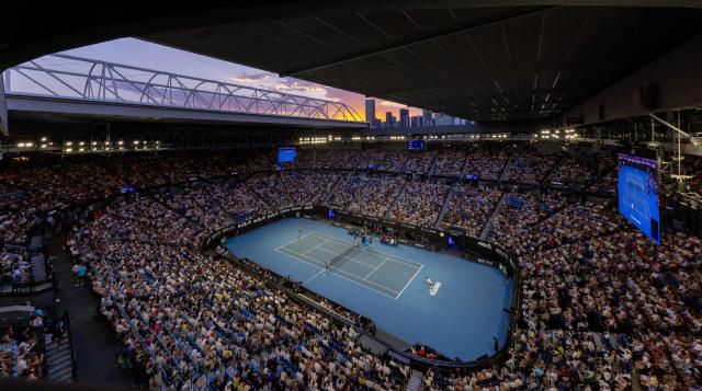(260127) -- MELBOURNE, Jan. 27, 2026 (Xinhua) -- This photo taken on Jan. 27, 2026 shows the men's singles quarterfinal match between Carlos Alcaraz of Spain and Alex de Minaur of Australia at the Australian Open tennis tournament in Melbourne, Australia. (Photo by Hu Jingchen/Xinhua)