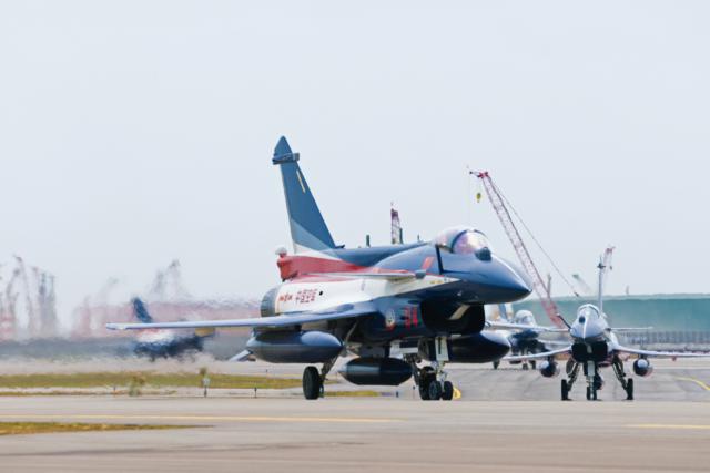 (260127) -- SINGAPORE, Jan. 27, 2026 (Xinhua) -- Aircrafts of the Bayi Aerobatic Team of the Chinese People's Liberation Army (PLA) Air Force are pictured at Singapore's Changi Airport in Singapore, Jan. 27, 2026. Seven J-10 fighter jets from the Bayi Aerobatic Team of the Chinese People's Liberation Army (PLA) Air Force arrived at Singapore's Changi Airport on Tuesday ahead of the 10th Singapore Airshow, scheduled for Feb. 3-8. (Photo by Zhu Jianghai/Xinhua)