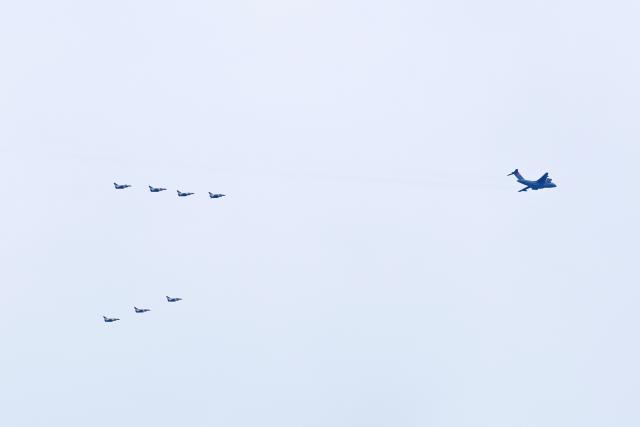 (260127) -- SINGAPORE, Jan. 27, 2026 (Xinhua) -- Aircrafts of the Bayi Aerobatic Team of the Chinese People's Liberation Army (PLA) Air Force are pictured in Singapore, Jan. 27, 2026. Seven J-10 fighter jets from the Bayi Aerobatic Team of the Chinese People's Liberation Army (PLA) Air Force arrived at Singapore's Changi Airport on Tuesday ahead of the 10th Singapore Airshow, scheduled for Feb. 3-8. (Photo by Zhu Jianghai/Xinhua)