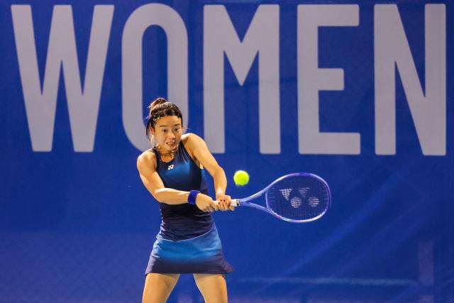 (260127) -- MANILA, Jan. 27, 2026 (Xinhua) -- Ma Yexin of China competes during the women's singles round of 32 match between Darja Semenistaja of Latvia and Ma Yexin of China at the WTA Philippine Women's Open in Manila, the Philippines, Jan. 27, 2026. (Xinhua/Rouelle Umali)
