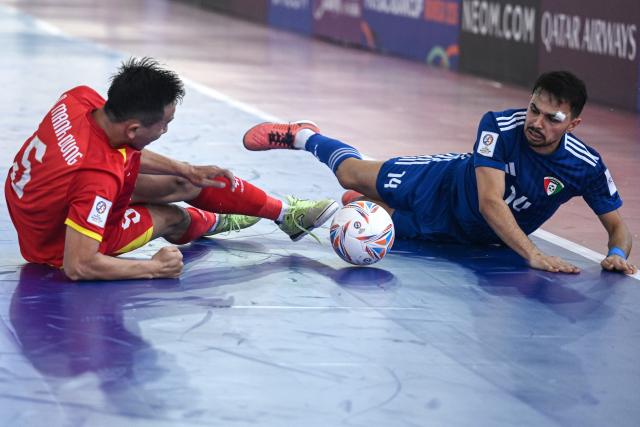 (260127) -- JAKARTA, Jan. 27, 2026 (Xinhua) -- Nguyen Manh Dung (L) of Vietnam vies with Abdullah Thamer of Kuwait during the Group B match between Vietnam and Kuwait at the AFC Futsal Asian Cup 2026 in Jakarta, Indonesia, Jan. 27, 2026. (Xinhua/Agung Kuncahya B.)