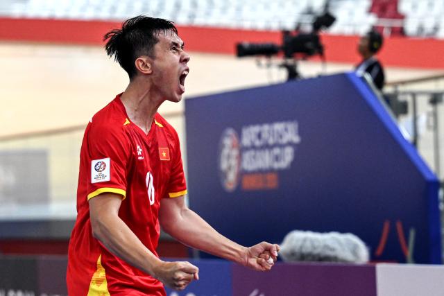 (260127) -- JAKARTA, Jan. 27, 2026 (Xinhua) -- Nguyen Thinh Phat of Vietnam celebrates after scoring during the Group B match between Vietnam and Kuwait at the AFC Futsal Asian Cup 2026 in Jakarta, Indonesia, Jan. 27, 2026. (Xinhua/Agung Kuncahya B.)