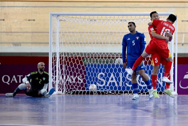 (260127) -- JAKARTA, Jan. 27, 2026 (Xinhua) -- Players of Vietnam celebrate after scoring during the Group B match between Vietnam and Kuwait at the AFC Futsal Asian Cup 2026 in Jakarta, Indonesia, Jan. 27, 2026. (Xinhua/Agung Kuncahya B.)