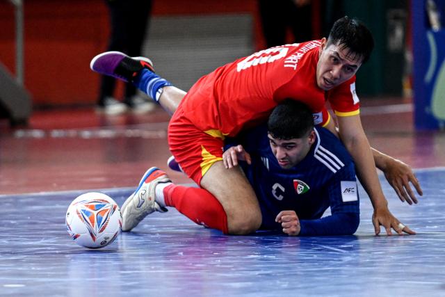 (260127) -- JAKARTA, Jan. 27, 2026 (Xinhua) -- Nguyen Thinh Phat (top) of Vietnam vies with Abd Al-Aziz Borashed of Kuwait during the Group B match between Vietnam and Kuwait at the AFC Futsal Asian Cup 2026 in Jakarta, Indonesia, Jan. 27, 2026. (Xinhua/Agung Kuncahya B.)