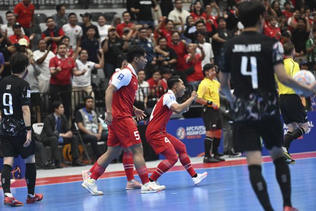 (260127) -- JAKARTA, Jan. 27, 2026 (Xinhua) -- Mochammad Iqbal Rahmattulah (Front, R) of Indonesia celebrates after scoring during the group A match between Indonesia and South Korea at the AFC Futsal Asian Cup 2026 in Indonesia Arena stadium, Jakarta, Indonesia, Jan. 27, 2026. (Xinhua/Zulkarnain)